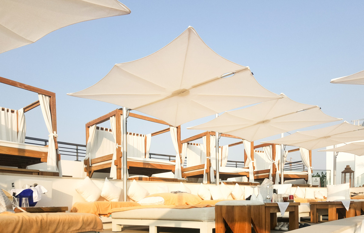 Cantilever outdoor umbrella